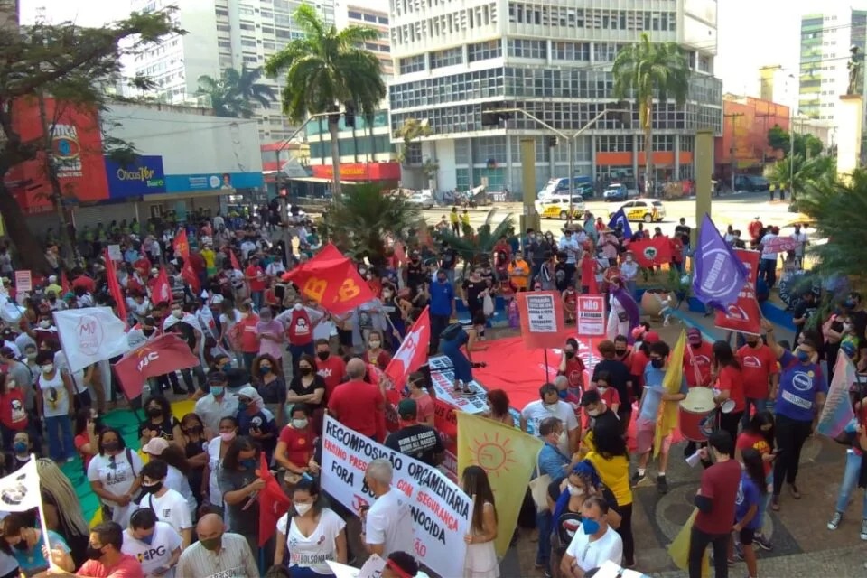 Goiânia terá mobilização de trabalhadores nesta sexta-feira (1º) com ato público organizado por centrais sindicais e movimentos sociais. A concentração está marcada para as 8h, na Rua 44, no Setor Norte Ferroviário, com caminhada até a Praça do Trabalhador, onde estão previstas atividades culturais. A manifestação leva para as ruas pautas como o fim da escala 6x1, a redução da jornada sem redução salarial e a implantação de tarifa zero no transporte coletivo. Também entram na pauta reivindicações por melhores condições para trabalhadores de aplicativos, moradia e combate à violência contra a mulher.