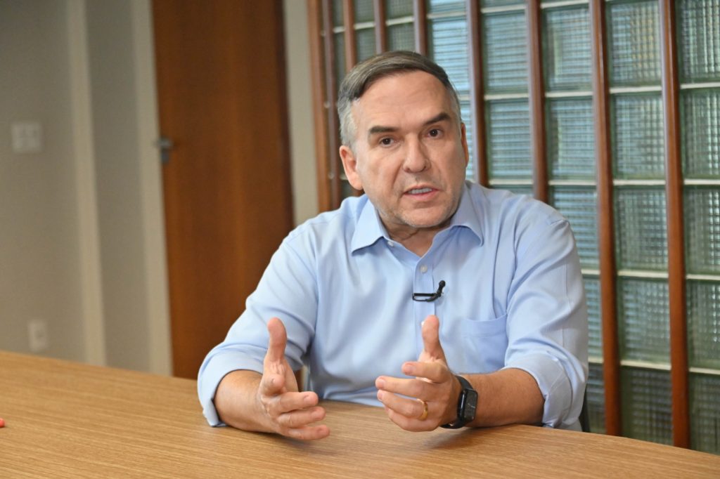 Um estudo que defende a legalidade e obrigatoriedade da cobrança da taxa do lixo foi apresentado pelo prefeito Sandro Mabel.