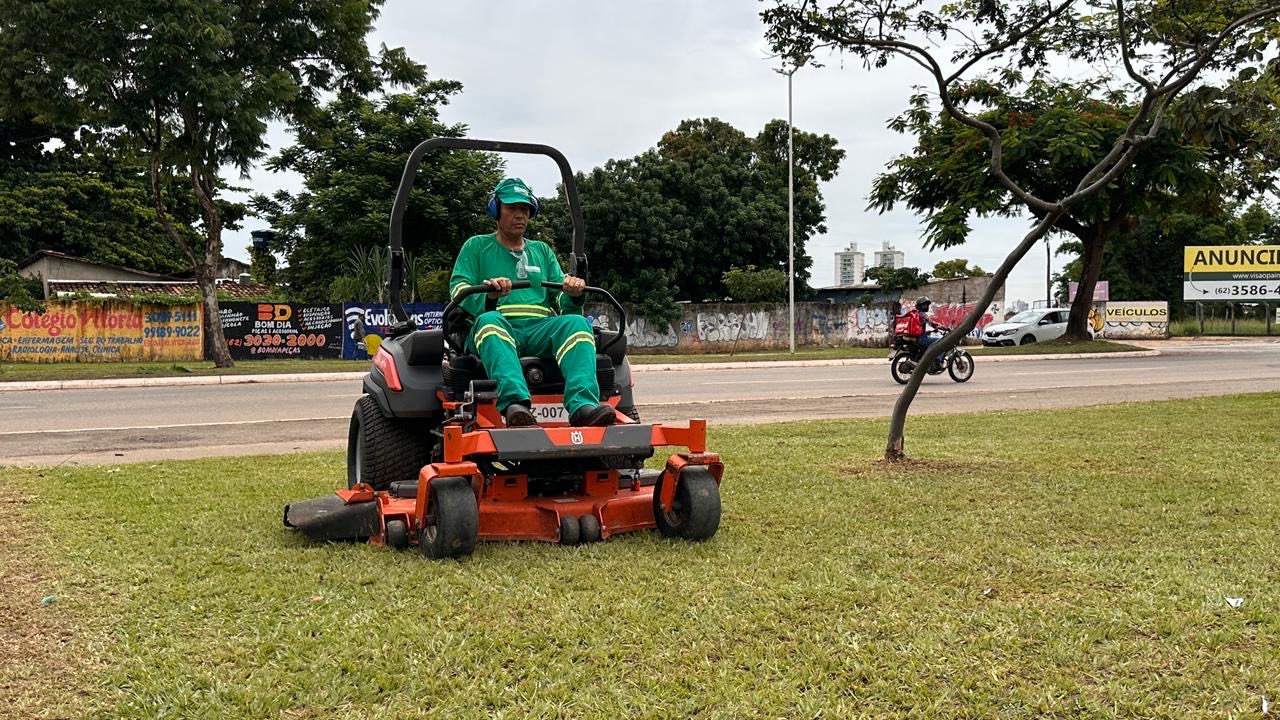 A Prefeitura de Goiânia inicioa força-tarefa de zeladoria urbana para conter o mato alto em áreas públicas de Goiânia