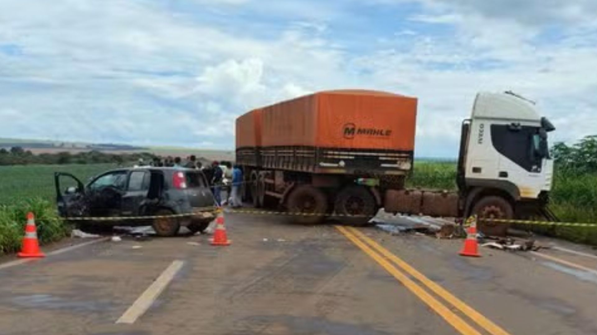 Acidente entre caminhão e carro deixa um morto e dois feridos em Montividiu