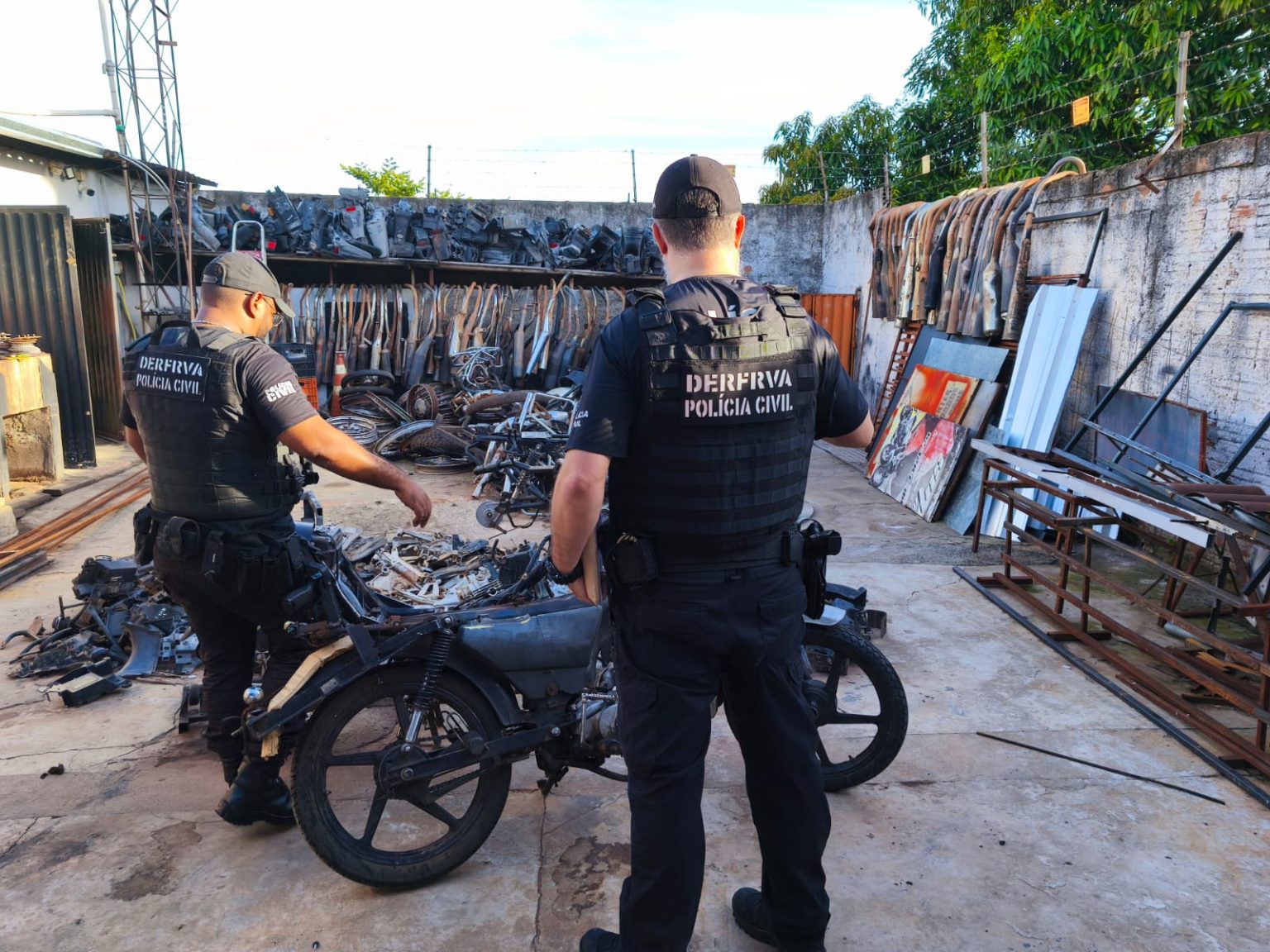 Polícia Civil de Goiás deflagrou, nesta terça-feira (3), a Operação Via Fracta para desarticular um grupo suspeito de furtar e roubar veículos em Goiás e enviá-los ao interior da Bahia