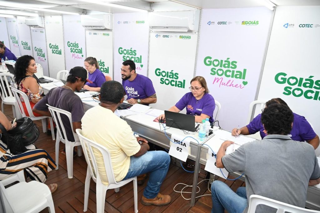 O Governo de Goiás abre 12 mil vagas de emprego durante o Goiás Social Mulher, na Praça Cívica, em Goiânia.
