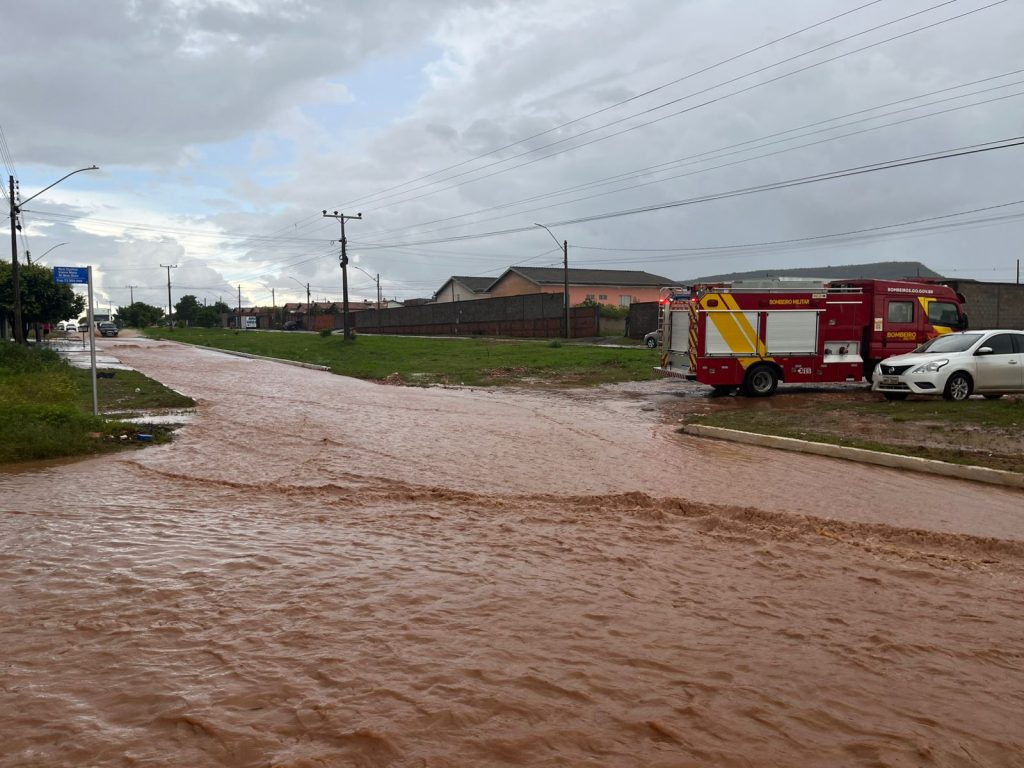 Bombeiros militares resgataram 94 crianças após um alagamento atingir a Creche Gotinha Mágica, em Posse, no Nordeste goiano.