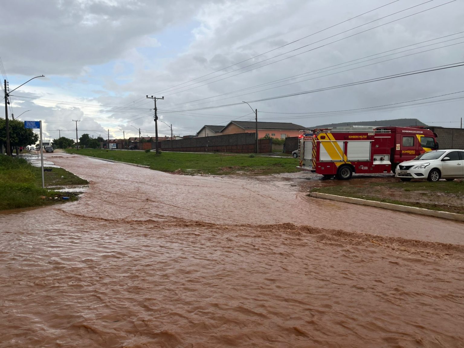 Bombeiros militares resgataram 94 crianças após um alagamento atingir a Creche Gotinha Mágica, em Posse, no Nordeste goiano.