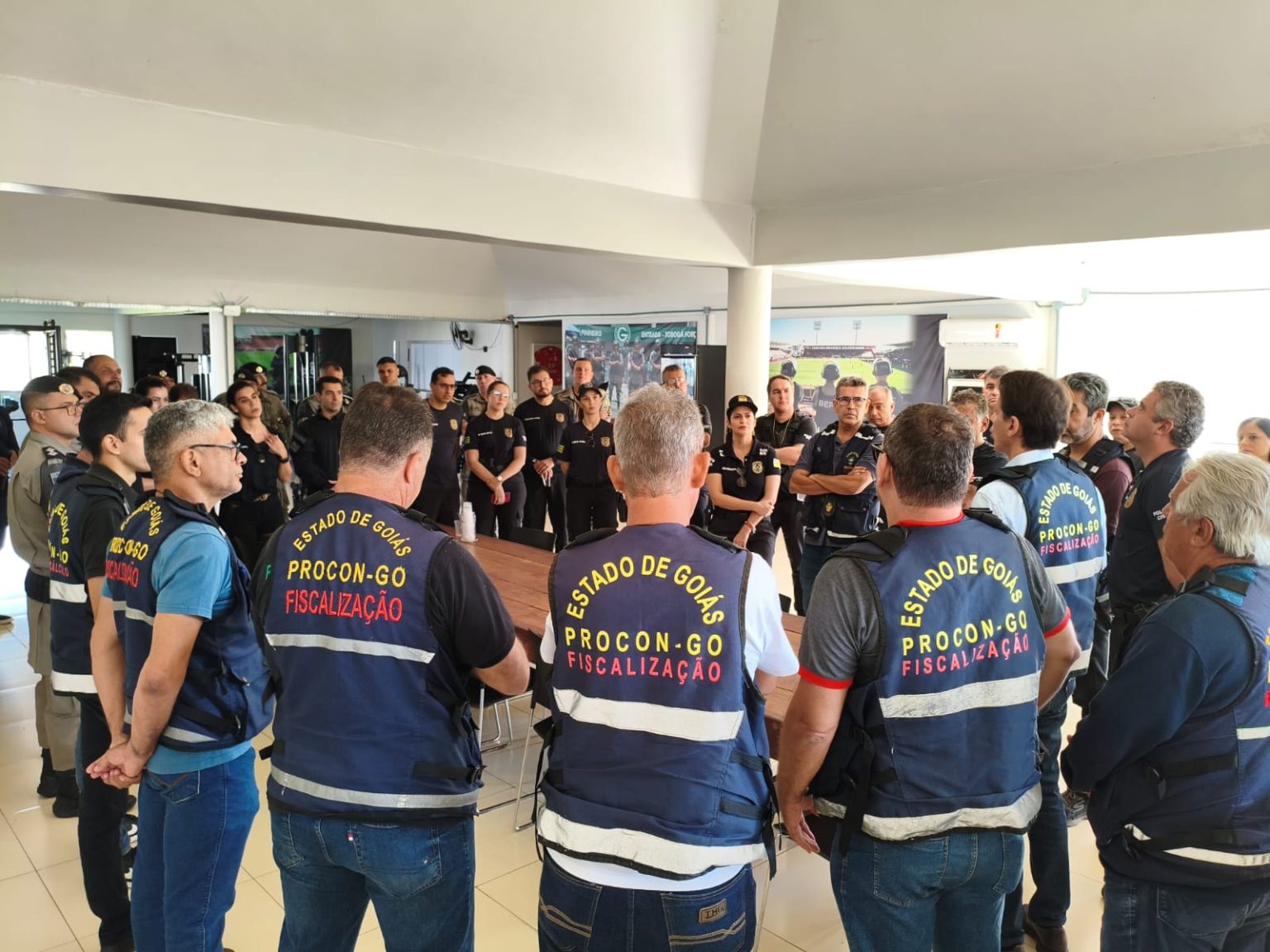 Uma operação conjunta do Procon Goiás, da Polícia Civil e da Polícia Militar autuou quatro distribuidoras de combustíveis em Senador Canedo por aumento sem justificativa no preço do diesel.