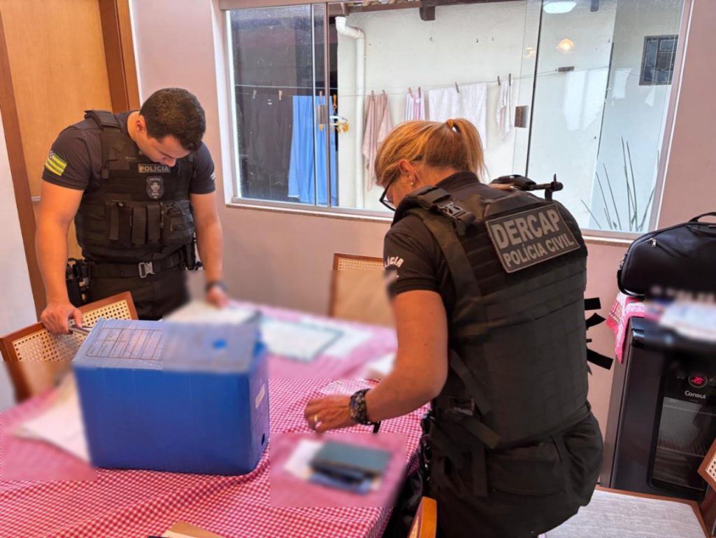 Polícia Civil deflagrou, na manhã desta quinta-feira, 12, uma operação para investigar um esquema de falsificação de documentos públicos usados no registro ilegal de lotes no Jardim Atlântico, em Goiânia.