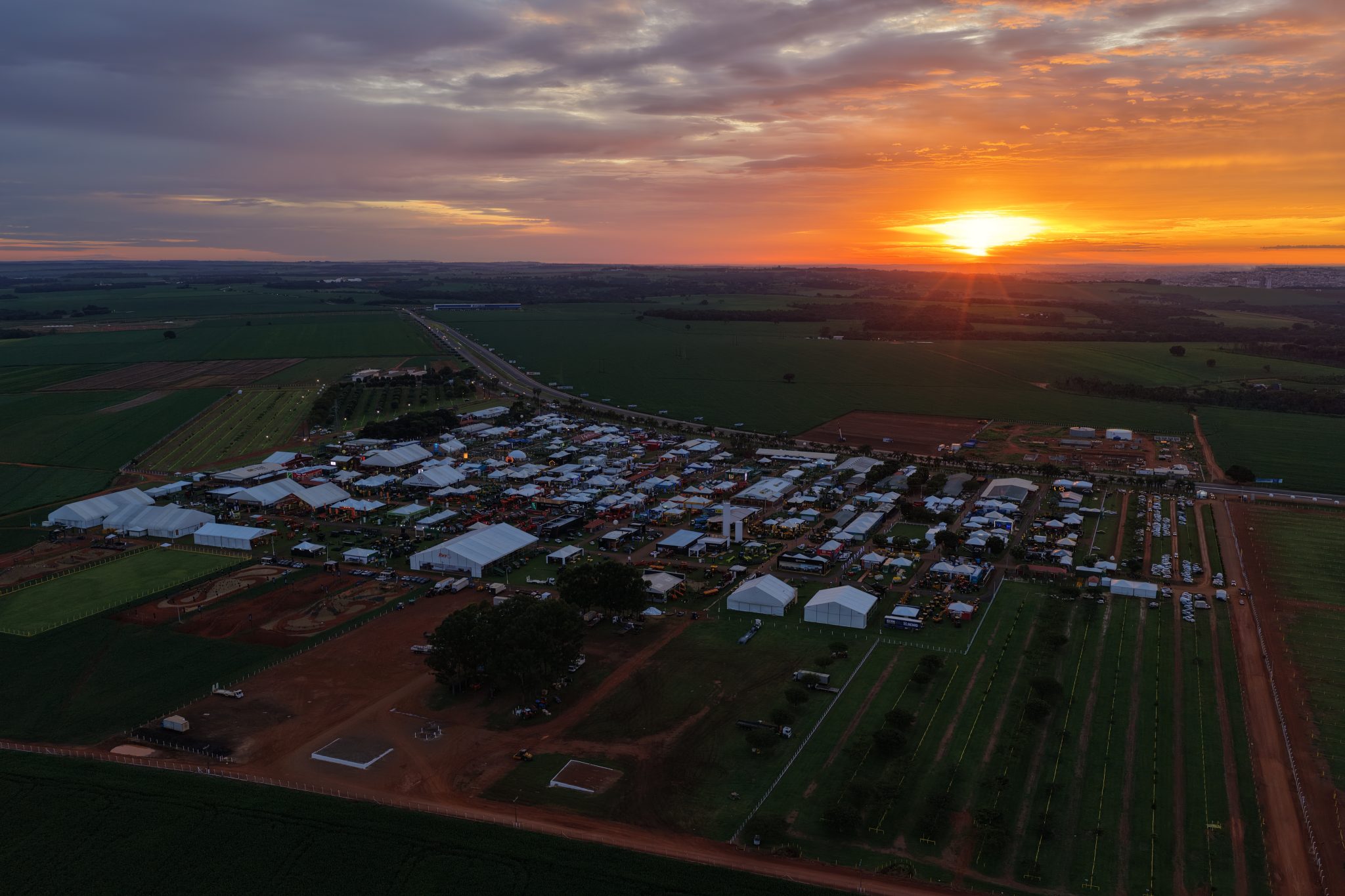 ermina nesta sexta-feira, 10, em Rio Verde, a maior feira de tecnologia rural do Centro-Oeste: a Tecnoshow Comigo 2026. Ao longo da programação, o público confere desde lançamentos de máquinas agrícolas até soluções em sustentabilidade genética e agricultura digital.