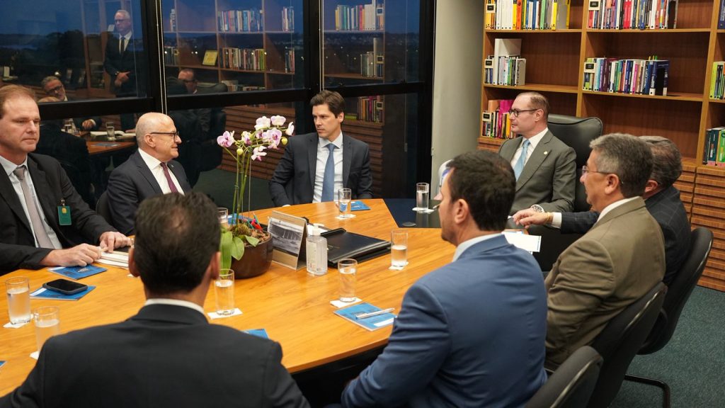 O Governador de Goiás, Daniel Vilela, participou ontem (28), em Brasília, de reunião com o ministro Cristiano Zanin, do Supremo Tribunal Federal, STF, para tratar da redistribuição dos royalties do petróleo.