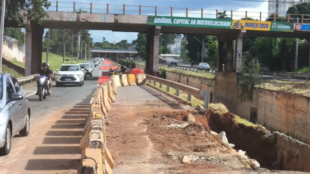 A Prefeitura de Goiânia começa neste sábado, 11, uma obra de recuperação na Marginal Botafogo, no sentido Centro, na altura da Rua 21, com interdição total do trecho