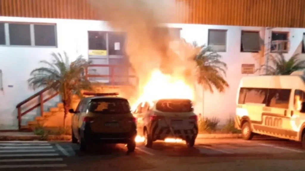 Duas viaturas da Secretaria Municipal de Engenharia de Trânsito de Goiânia, SET, foram destruídas por incêndio na madrugada desta sexta-feira, em Goiânia.