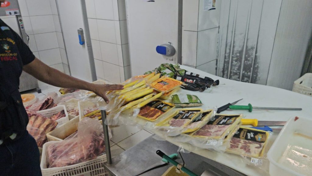 O Procon Goiás apreendeu mais de 215 quilos de carne estragada em um supermercado no loteamento Celina Park, em Goiânia.