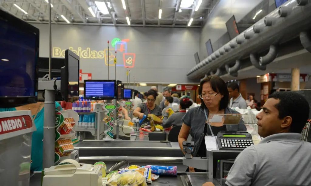 Supermercados voltam a operar normalmente aos domingos após decisão judicial