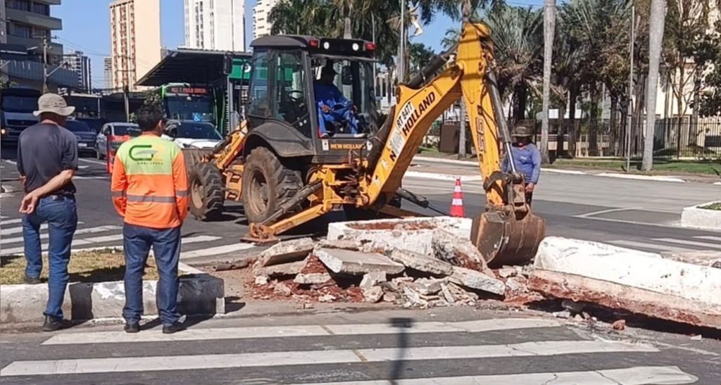 Prefeitura de Goiânia remove muretas da Praça Cívica após acidentes